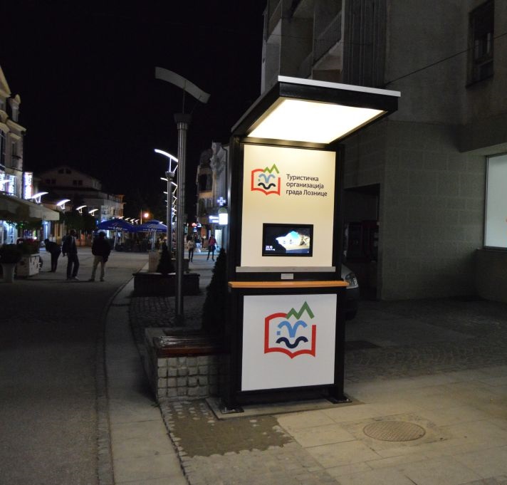 Pametni PetroSOLAR reklamni totem sa Interaktivnim monitorom u Loznici